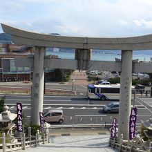 亀山八幡宮の大鳥居と関門海峡