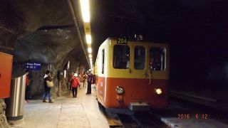 長いトンネル（全長の４分の３とか）の中に２つの駅があります