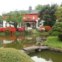 旧東京医学校本館とツツジ。見学するのは園を出てから（無料）。