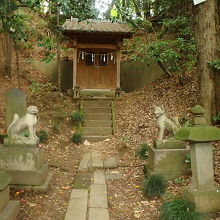 園内にある太郎稲荷。次郎稲荷もあります。