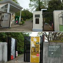 正門（券売場）と、旧東京医学校本館側（出口としてのみ利用可）