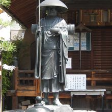 勝龍寺境内空海立像