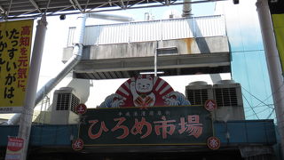 地元民・観光客が入り乱れ