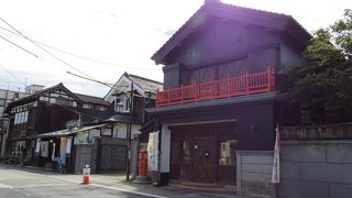 レトロな雰囲気の街並散策を楽しむ