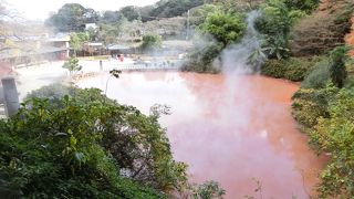 本当に真っ赤。足湯もあります