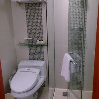 シャワーはドア付きなので、水はねを気にしなくて大丈夫です。