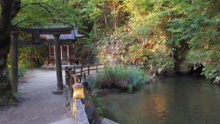 池と洞穴がそばにあり神秘的な雰囲気が漂う