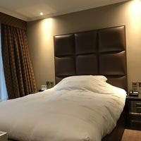 キングサイズのベッド。写真で見るより実際にはとても大きいです