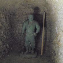 洞窟内にも西郷さんが