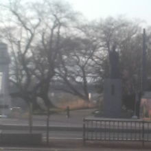 幸橋の南詰、直立した由利公正の銅像などがあります