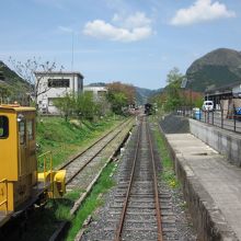 建物の裏側が直ぐ若桜駅です