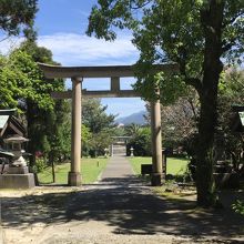 本殿から参道を振り返ると鳥居の向こうに海が見える