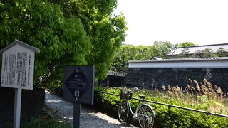 平川門と北詰橋門の間の遊歩道にあります。