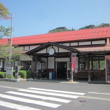 赤い屋根がシンボルの駅舎