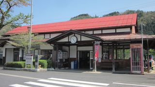 昭和のレトロ感が残る駅舎　～　若桜駅