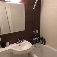 明るいバスルーム