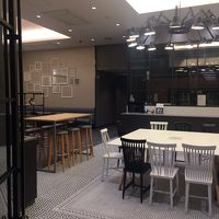 １階奥の朝食会場。この奥にトイレあり。