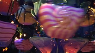 遠心力で外側に膨らみます