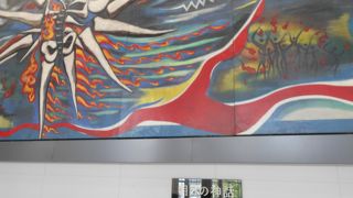 とても横幅が大きくて　通路に展示してあります