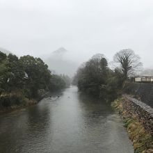 温泉手前の橋より。上流側