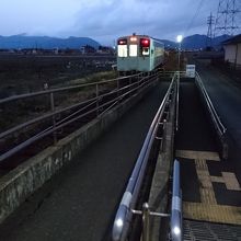 駅の北側出口と走り去る電車