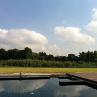 広いしばふ夜になると机が出て来て食事が出来ます