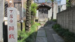 小さな祠があります