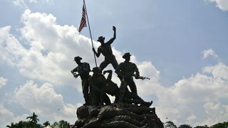 迫力のある大きなブロンズ像