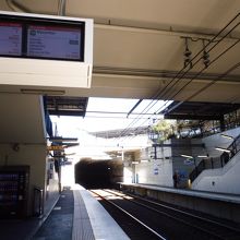 ３面４線の十字に路線が交差する地上駅です