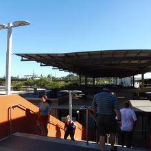 入口は掘割の半地下になってます