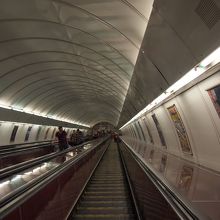 長いエスカレーター