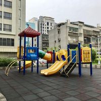 裏にある公園。ここで子どものご機嫌取り。