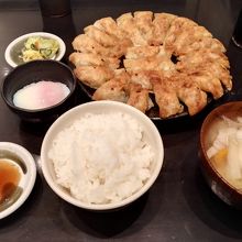 豚汁セット。温泉玉子か杏仁豆腐が選べます。