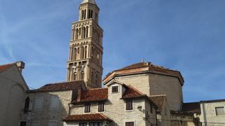 小さな大聖堂とスリリングな鐘楼 ♪