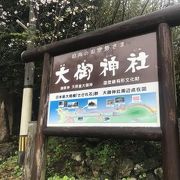 海沿いの荘厳な神社