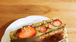 意外な組み合わせの美しいケーキ