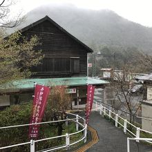 ホームより駅舎へ