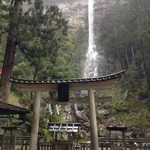 雨降り夕方５時の滝を眺める