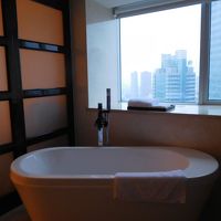 周りの高層ビルが見える広い窓