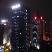 夜は、部屋の窓から、外のビルのライトアップがきれい