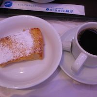 朝食のデザートにフレンチトーストとコーヒー。美味しいです。