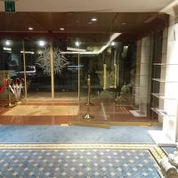 入口(ホテルの内側から撮影)