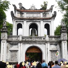 門前は賑わっています