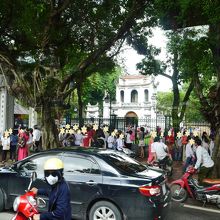 門の外側も大混雑でした