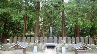 一対の花瓶にはお花が(-_-)