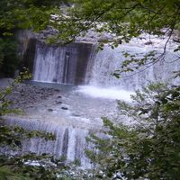 露天に行く通路から見える人工滝（みたいなの）をズームで