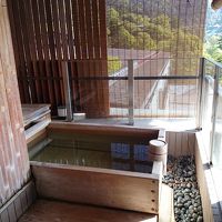 個室に貸し切り風呂のような風呂が2つも付いてます。