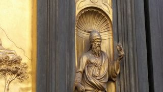 扉のギベルティ本人の彫刻も見忘れなく。