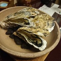 夕食の一品です。でっかい牡蠣が石に焼かれてて出てきます。