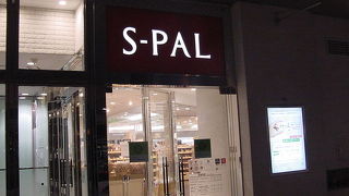 たくさんの店舗が入る